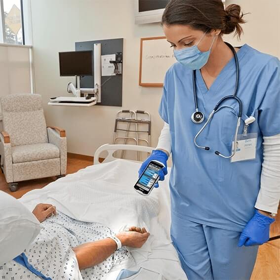 「TC52X-HC」利用シーン：消毒対応デバイスなので、病院内でも安心して使用できます。