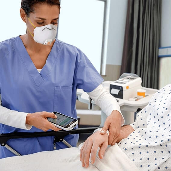 「TC52-HC」利用シーン：消毒対応デバイスなので、病院内でも安心して使用できます。
